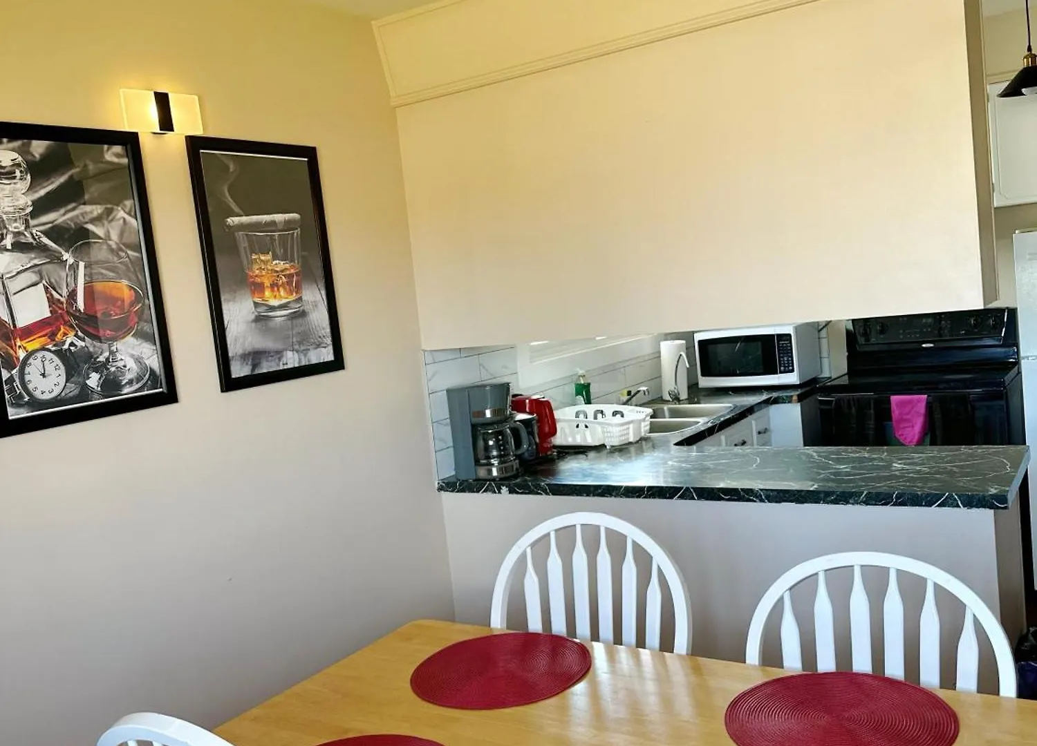 Sten Stay Edmonton Guest house